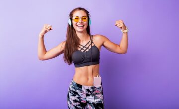 ヘッドホンをつけて音楽を聴く女性トレーニー