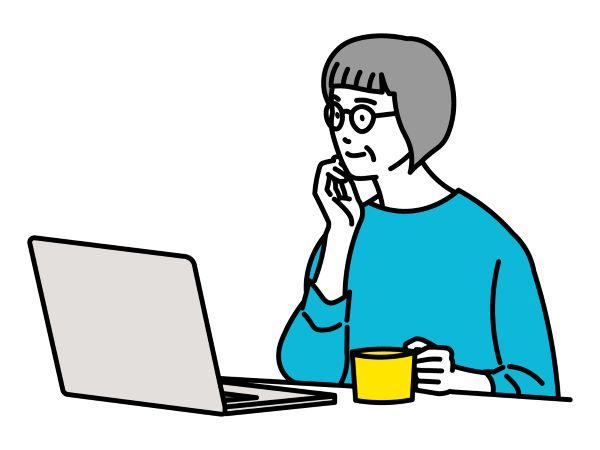 ノートパソコンをみながらコーヒーカップに手をかける中年女性