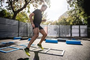 ラダートレーニングをする男性