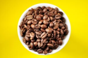 カップ一杯のコーヒー豆
