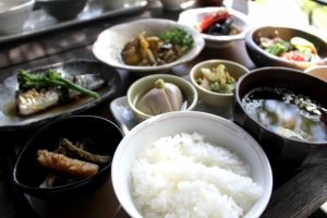 ご飯・味噌汁・主菜・副菜が並んでいる食卓