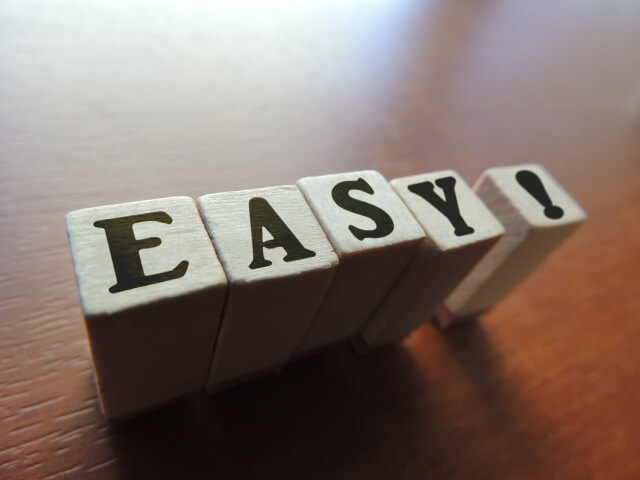 「EASY!」の文字が１つづつ入ったブロック