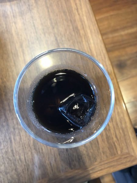 透明なグラスに入った黒い液体を上からみたところ