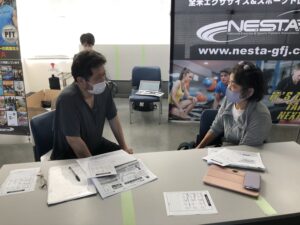 マスク姿の男性と女性