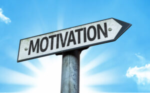 「MOTIVATION」の文字入りの看板と空