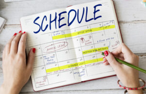 「SCHEDULE」の文字入りの手帳