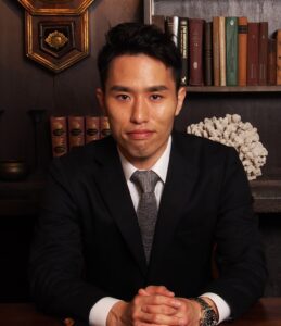スーツ姿の男性