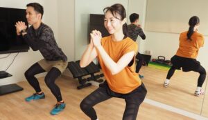 中腰の男性と女性