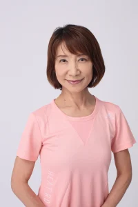 ピンク色のTシャツを着た女性