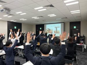 両手をあげるスーツ姿の人