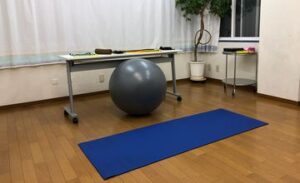 マット・バランスボール・机が部屋に置いてある