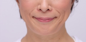 笑顔の女性の口元