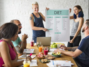 ダイエットに関する文章を人々に見せる女性
