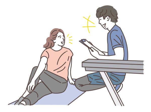 談笑する男性パーソナルトレーナーと女性クライアント