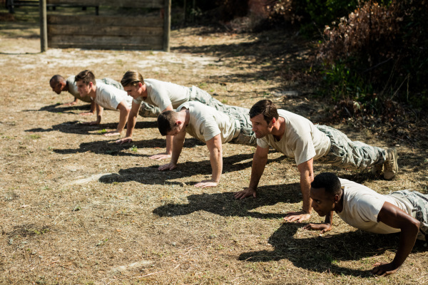 腕立て伏せをする男性軍人たち