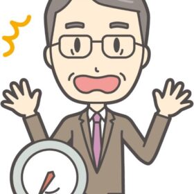 体重計の数字に驚くスーツ姿の男性