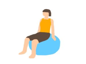 バランスボールの上に座る女性