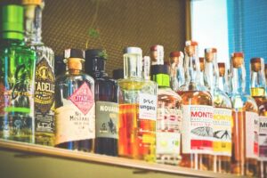 卓に並んだお酒のボトル