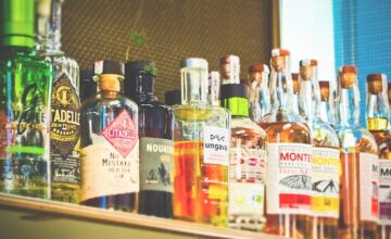 卓に並んだお酒のボトル