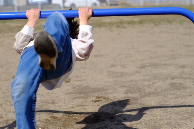 逆上がりをする子ども