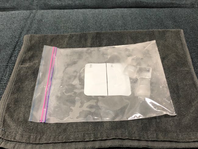 氷水の入ったフリーザーバッグ