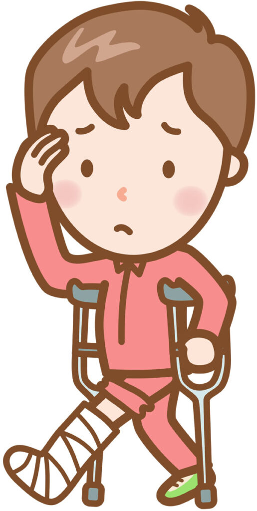 脚を骨折して松葉杖を使う男性