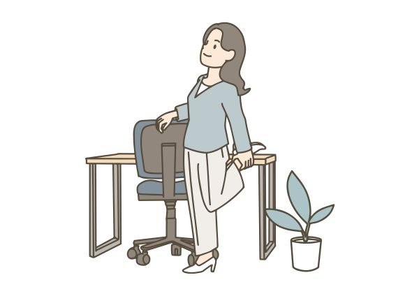 イスの背もたれに摑まり足をストレッチする女性